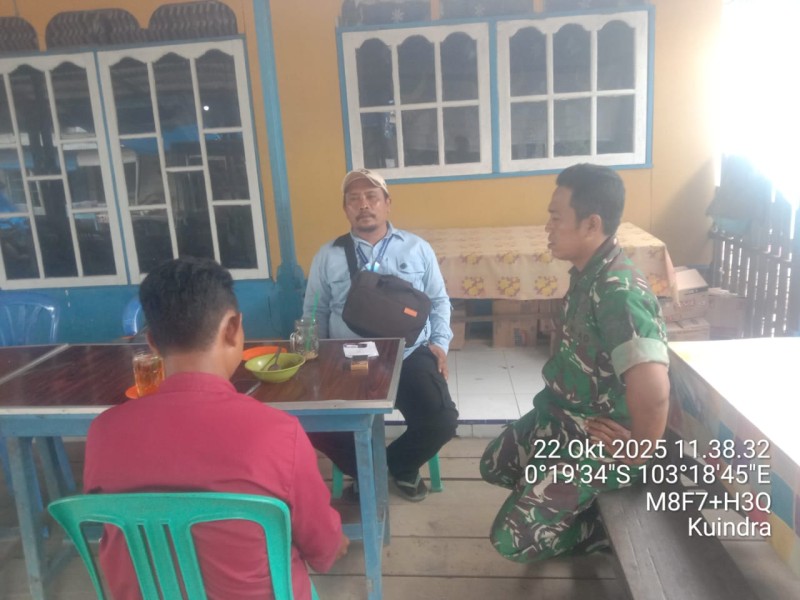 Babinsa Koramil 04/Kuindra Laksanakan Komsos dengan Warga Desa Perigi Raja