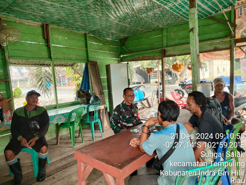 Babinsa Koramil 03/Tempuling Gelar Komsos di Kampung Pancasila