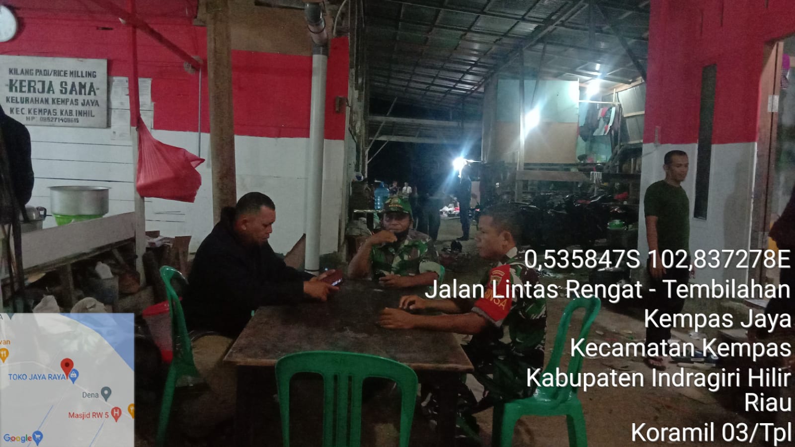 Babinsa 03/Tempuling Laksanakan Patroli Malam Sekaligus Komsos