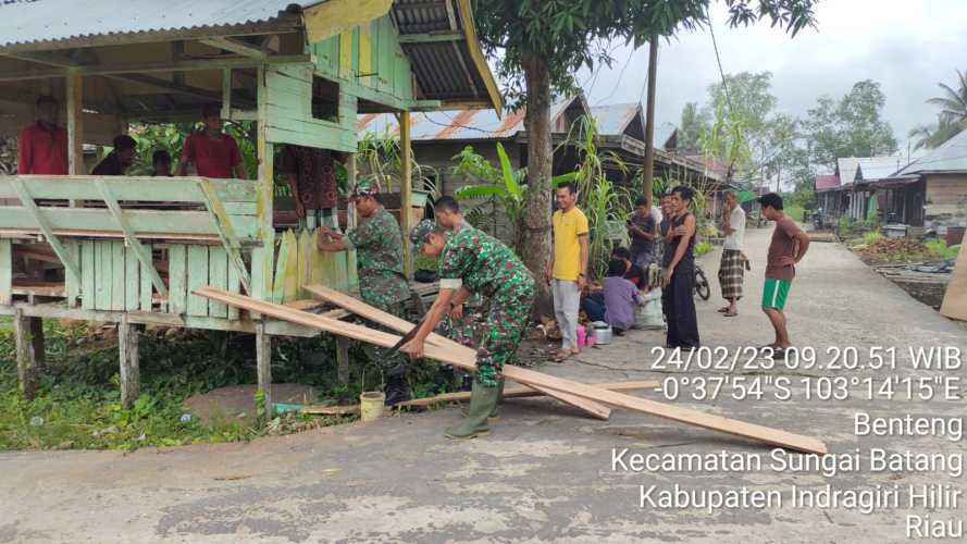 Pembuatan Posko Melalui Goro Babinsa Koramil 07/Reteh