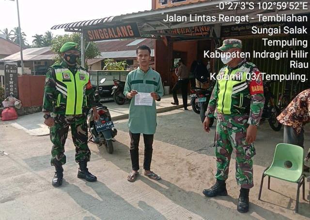 Babinsa 03/Tempuling Bersama Bhabinkamtibmas dan Satpol PP Laksanakan Penegakan Protkes