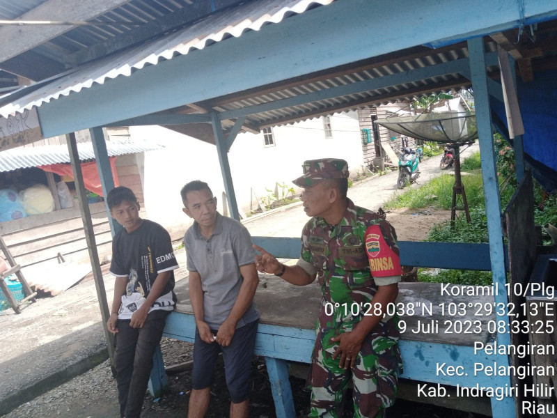 Menghadapi Cuaca Ekstrim, Babinsa Koramil 10/Pelangiran Himbau Warga Untuk Selalu Waspada