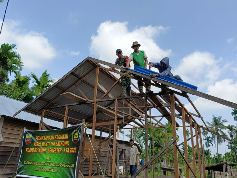 Peduli Terhadap Warga, Anggota Koramil 07/Reteh Lakukan Bedah Rumah Tidak Layak Huni di Wilayah
