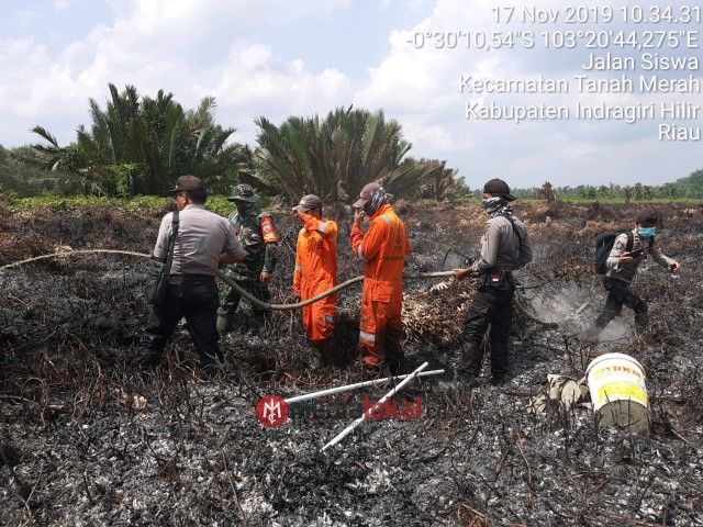 Koramil 02/Tanah Merah Berjibaku Jinakkan Api di Daerah PT Sambu NTS Sungai Pinang