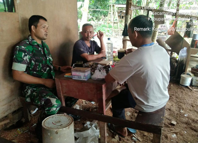 Sinergitas, Babinsa 03/Tpl Laksanakan Komsos Bersama Ketua RW 002