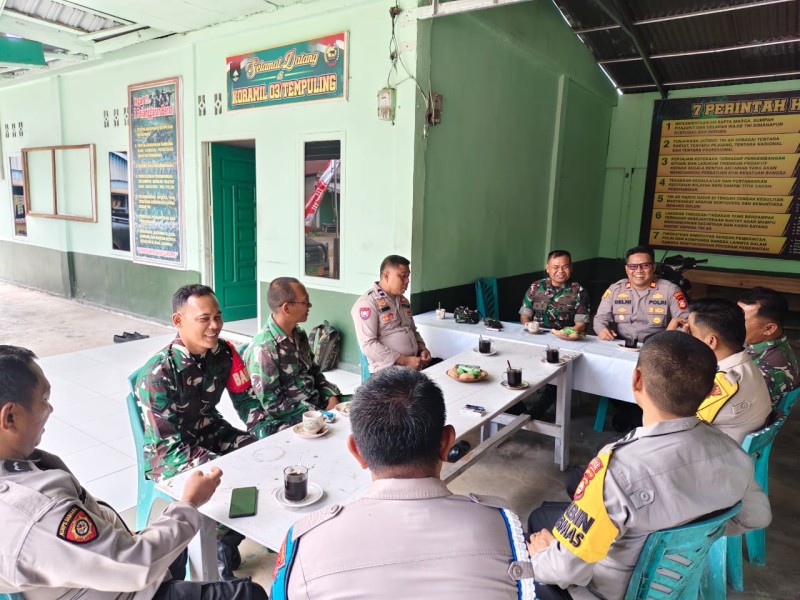 Polsek Tempuling Jalin Silaturahmi Dengan Koramil 03/Tpl Guna Perkuat Sinergi TNI-Polri Demi Wilayah Aman dan Kondusif