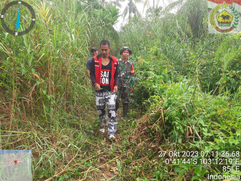 Babinsa Koramil 07/Reteh Rutin Patroli Karhutla Secara Rutin