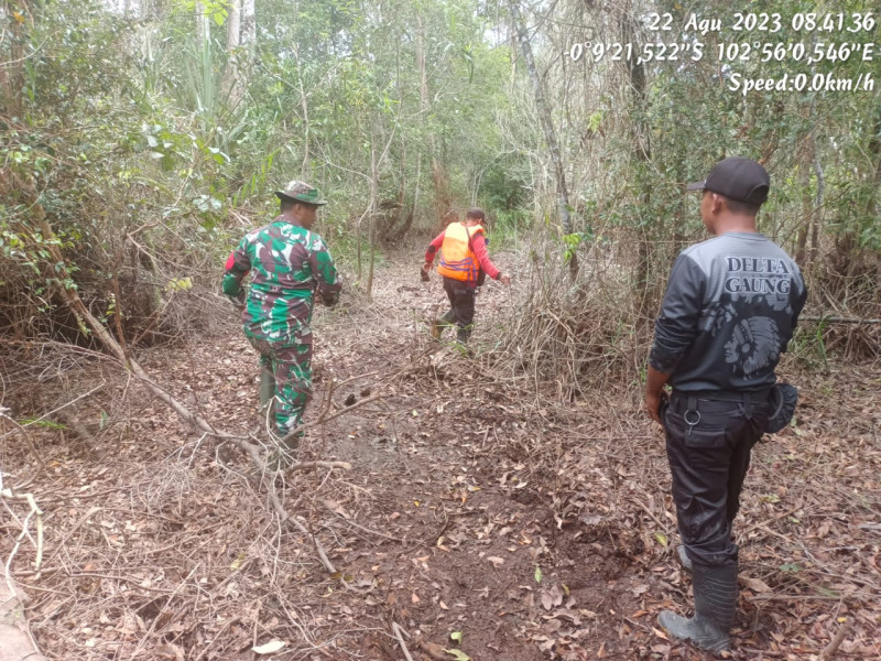 Babinsa 05/Gas Kopda Chandra Manto Lakukan Patroli Hutan Konsesi Mitigasi Bersama Masyarakat