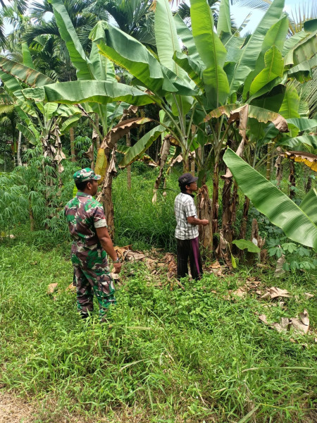 Babinsa Koramil 07/Reteh Lakukan Pencegahan Karhutla Dengan Masyarakat Setempat