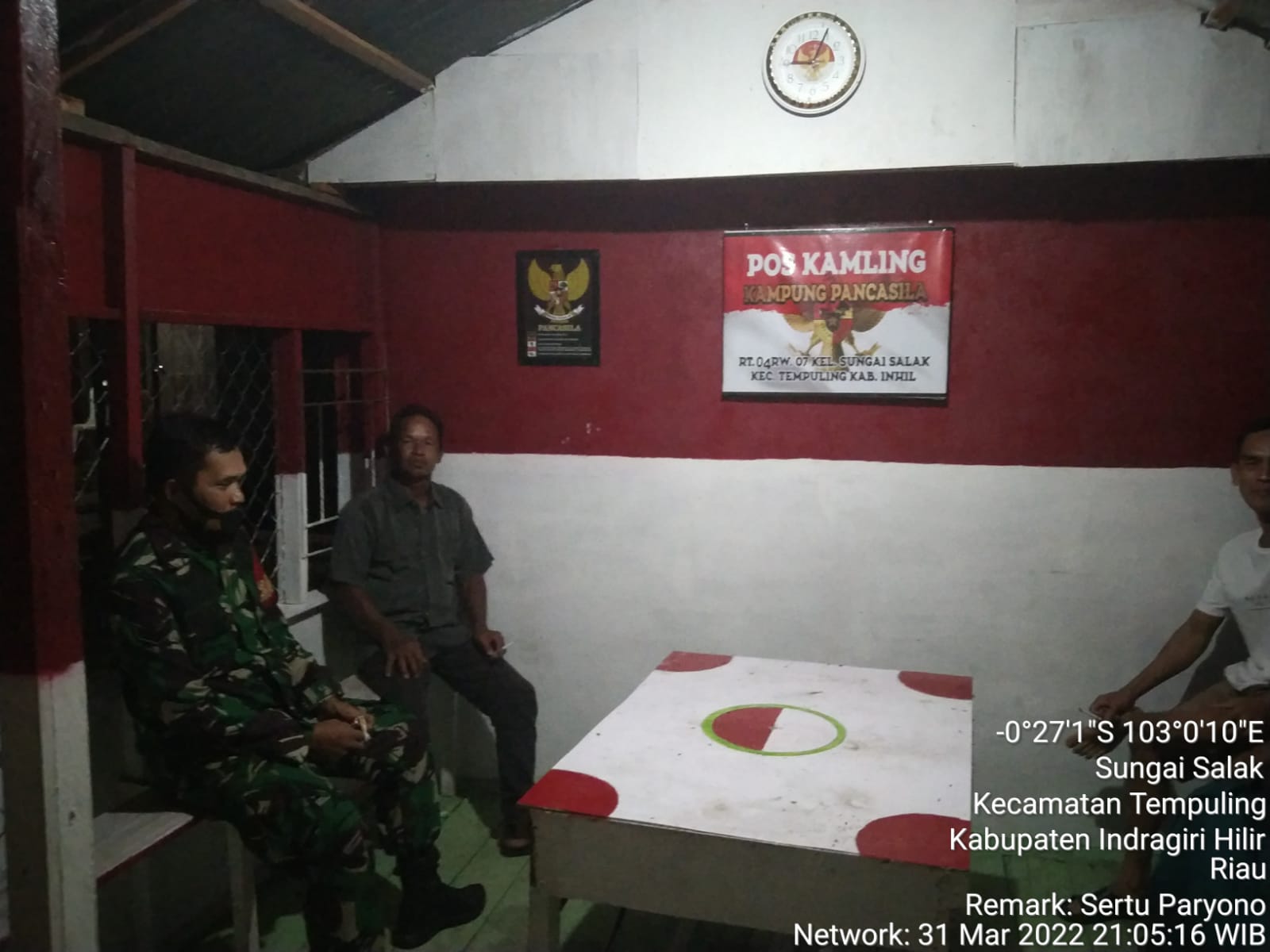 Tingkatkan Kamling, Babinsa 03/Tempuling Cek Kegiatan Patroli di Wilayah Kampung Pancasila 