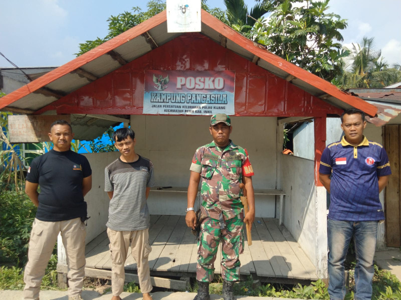 Babinsa Koramil 07/Reteh Lakukan Komsos di Kampung Pancasila