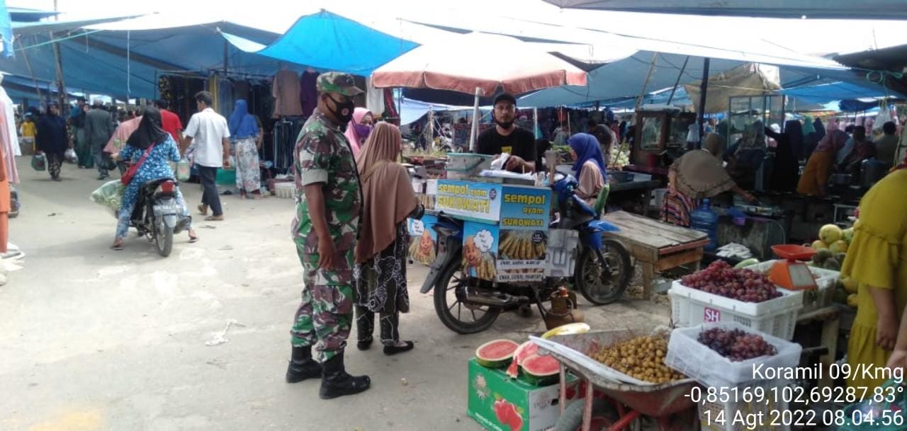 Himbauan untuk Tetap Memakai Masker Terus Diberikan Babinsa di Desa Sekayan