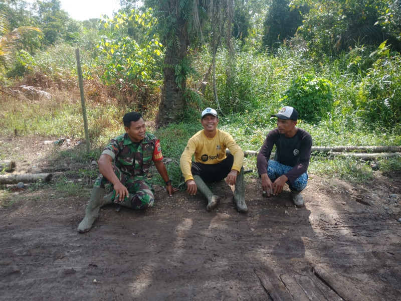 Bhabinsa 05/Gas Koptu Suryadi Komunikasi Sosial Bersama Dengan warga