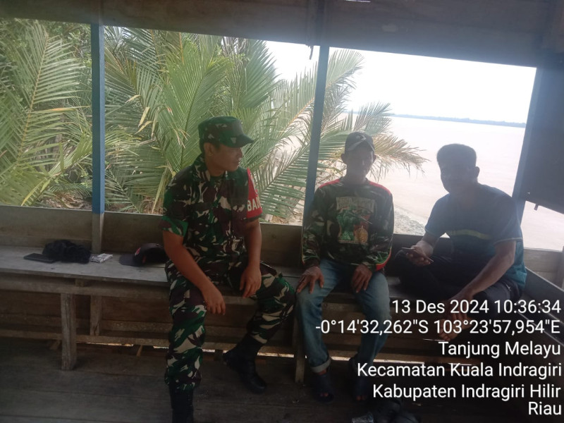 Babinsa Koramil 04/Kuindra Gelar Komsos, Tingkatkan Kepedulian Masyarakat Terhadap Lingkungan