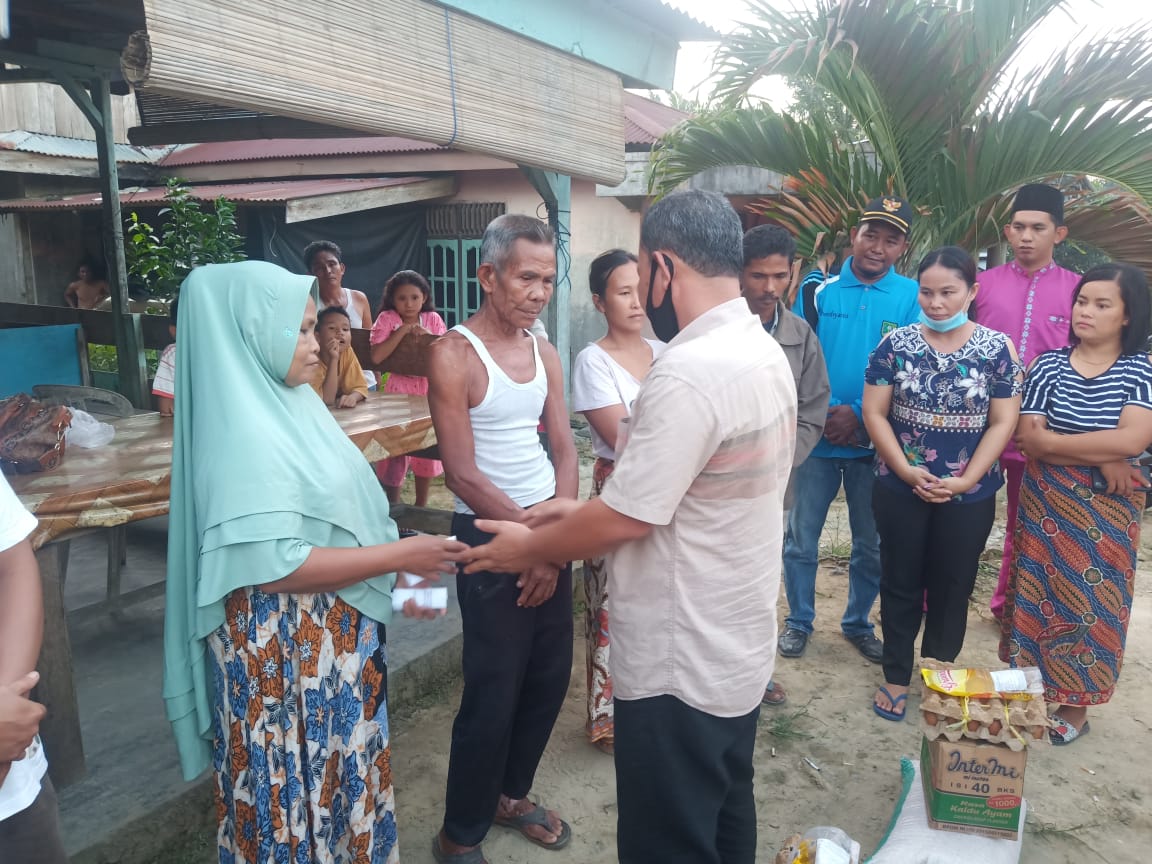 Kunjungi Korban Kebakaran, Pimpinan DPRD Inhu Suwardi Ritonga Berikan Bantuan Kunjungi Korban Kebakaran, Pimpinan DPRD Inhu Suwardi Ritonga Berikan Bantuan