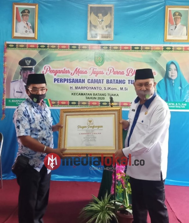 Memasuki Purna Bhakti, Wabup Inhil Serahkan Piagam Penghargaan ke Camat Batang Tuaka