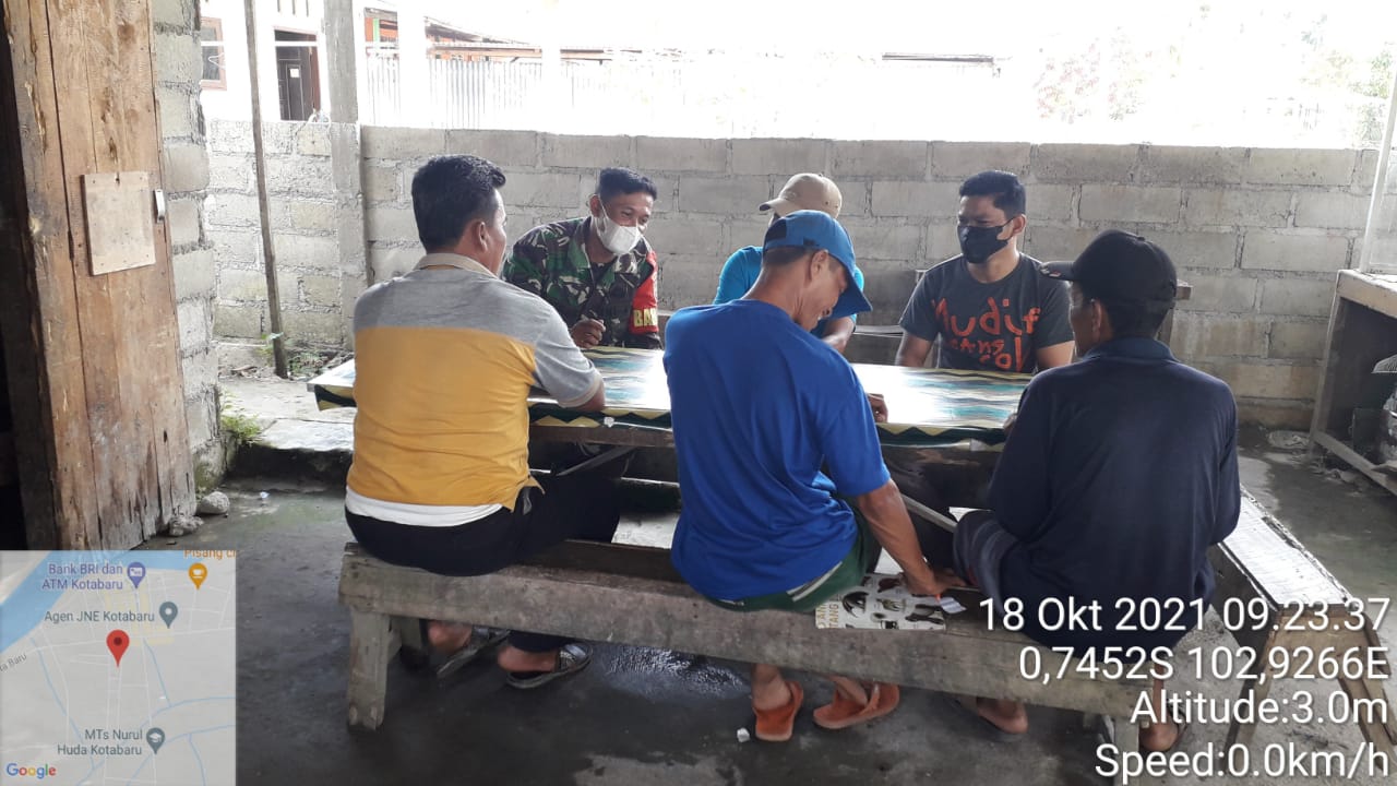 Ajak Warga Jaga Kamtibmas, Babinsa 09/Kemuning Lakukan Komsos