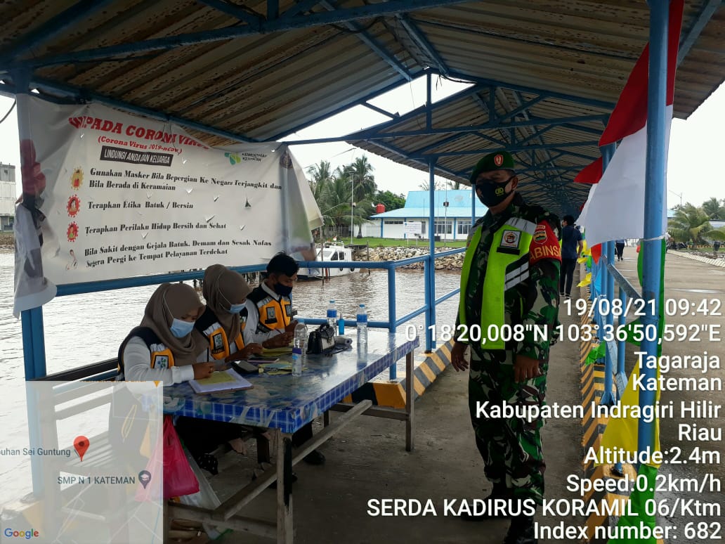 Berjaga di Pelabuhan Syahbandar, Babinsa Serda Kadirus Ingatkan Warga Perihal Prokes