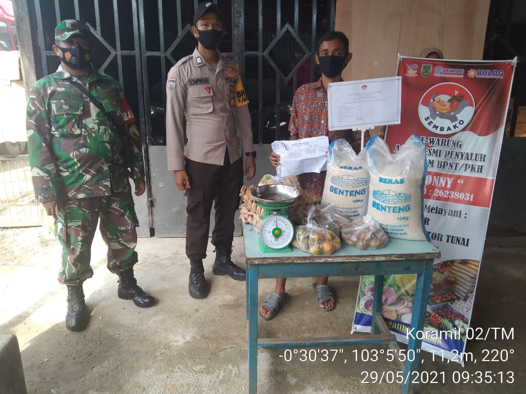 Babinsa Dampingi Penyaluran BSP di Pengalihan Enok