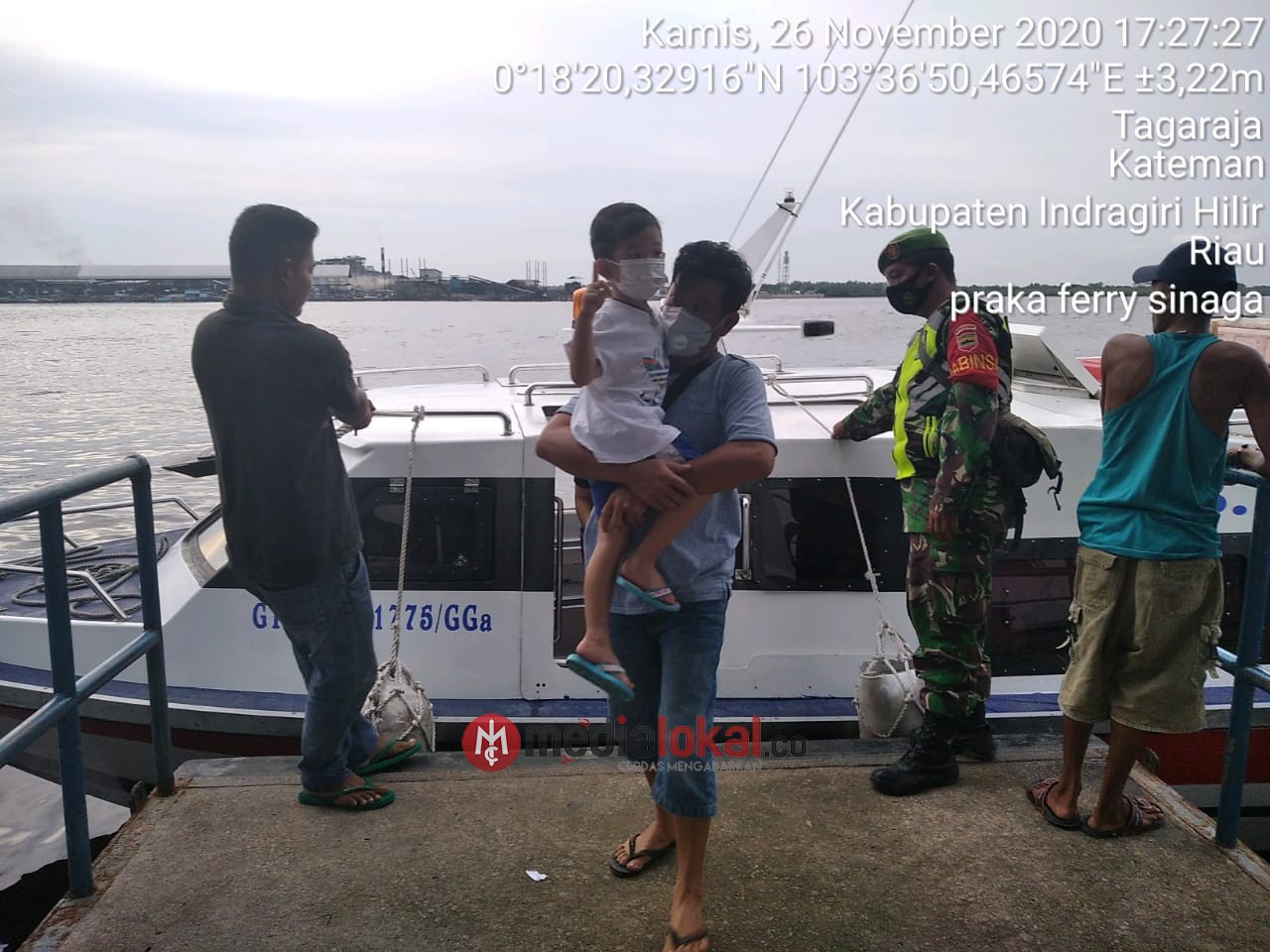 Di Pelabuhan Syahbandar Sungai Guntung, Anggota Koramil 06/Kateman Pantau Warga