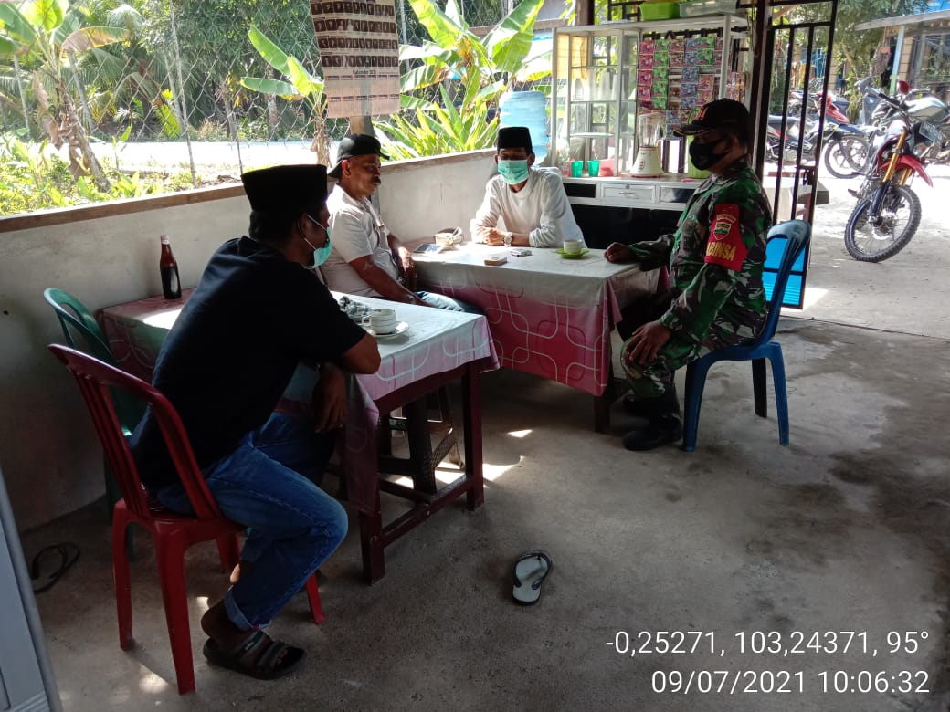 Anggota Koramil 12/Batang Tuaka Sertu J Siallagan Lakukan Komsos Protkes