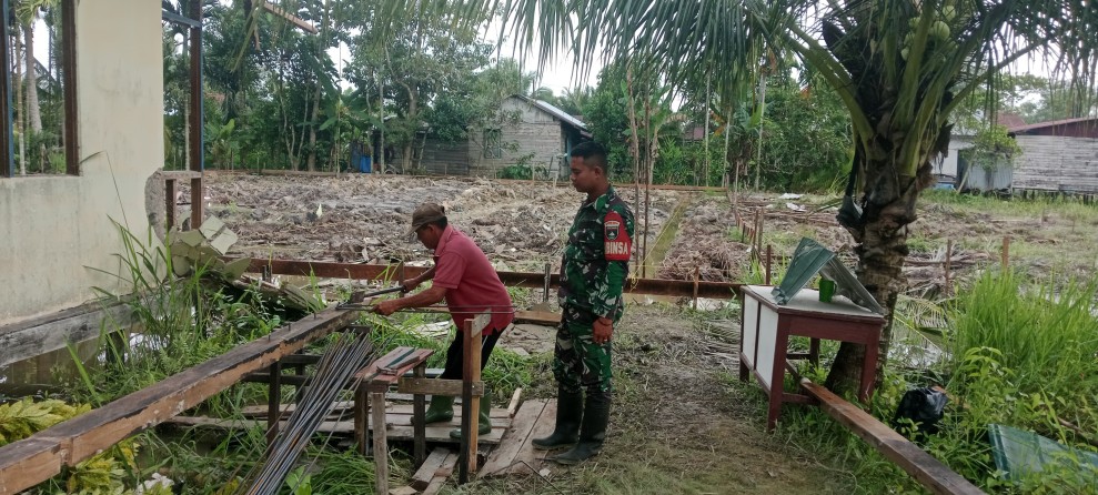 Babinsa Koramil 03/Tpl Pantau Progres Pembangunan Koperasi Merah Putih Di Desa Binaan