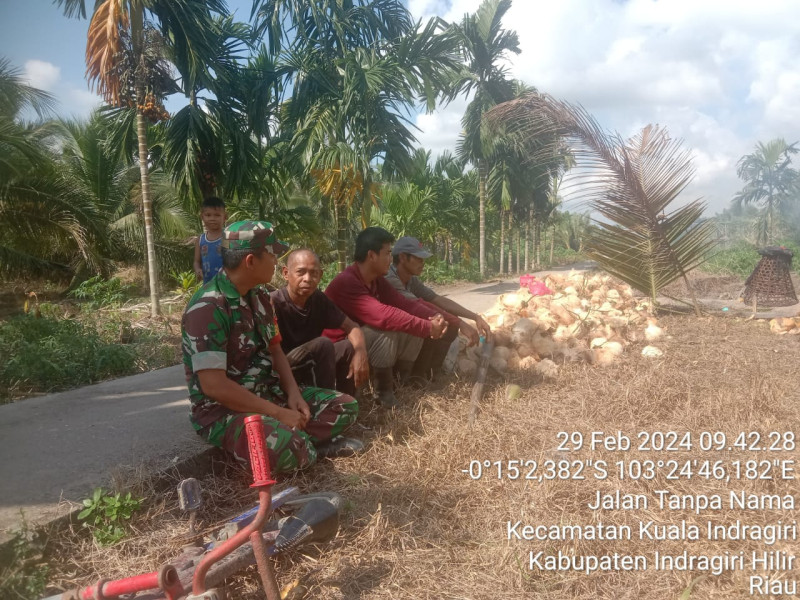 Babinsa Koramil 04/Kuindra Berbincang Dengan Masyarakat Terkait Harga Kelapa