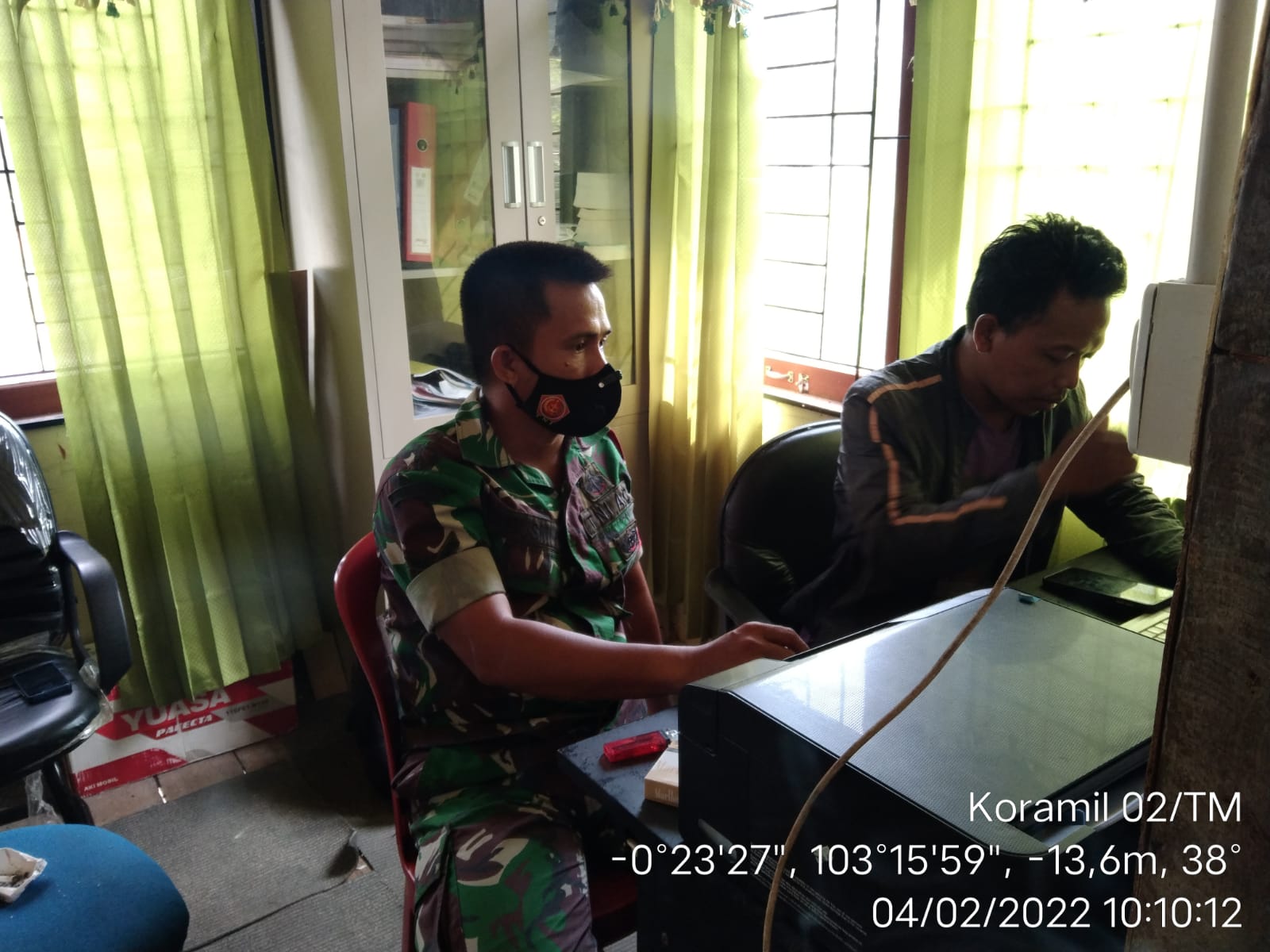 Tingkatkan Kemitraan, Babinsa Koramil 02/Tanah Merah Komsos Bersama Aparat Desa Tekulai Hulu