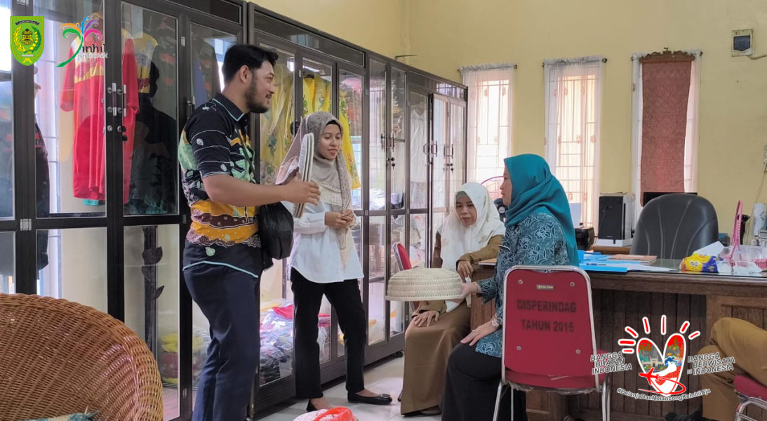 Kartika Sari Erisman Tertarik Dengan Batik Khas Kelapa di Dekranasda Inhil