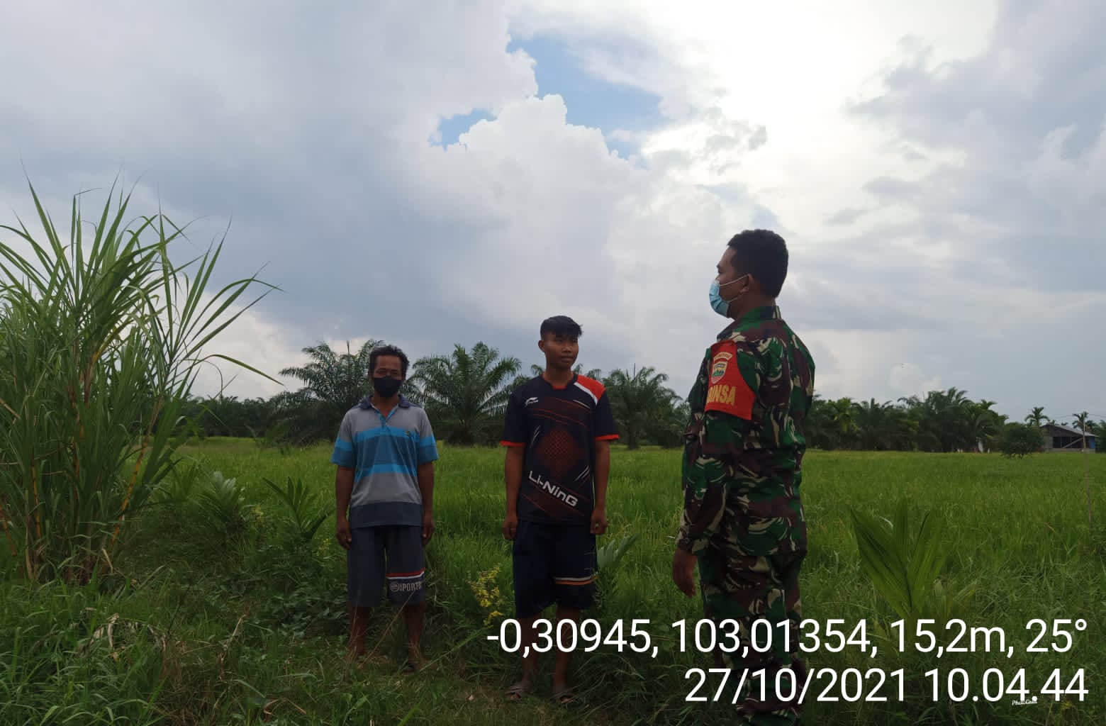 Bersama Warga, Babinsa Koramil 12/Batang Tuaka Patroli Agresif Karhutla di Kuala Sebatu 