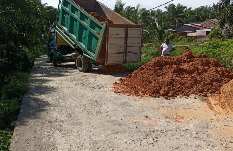 Respon Cepat Keluhan Warga, Bupati melalui PUTR Rohil Lakukan Perbaikan Darurat Atasi Abrasi Jalan di Bagan Sinembah