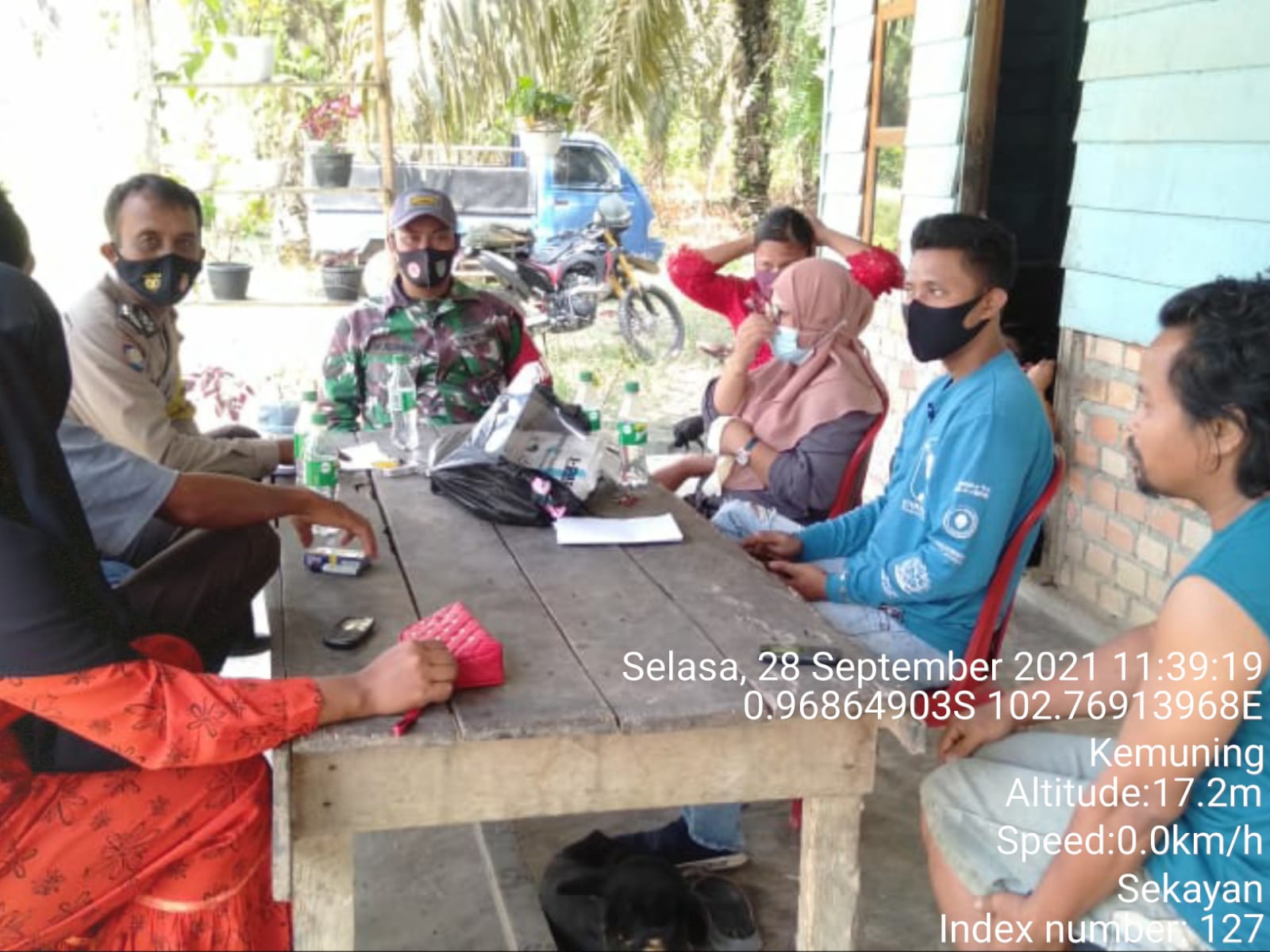 Dekat dengan Masyarakat, Babinsa Rutin Gelar Komsos di Sekayan