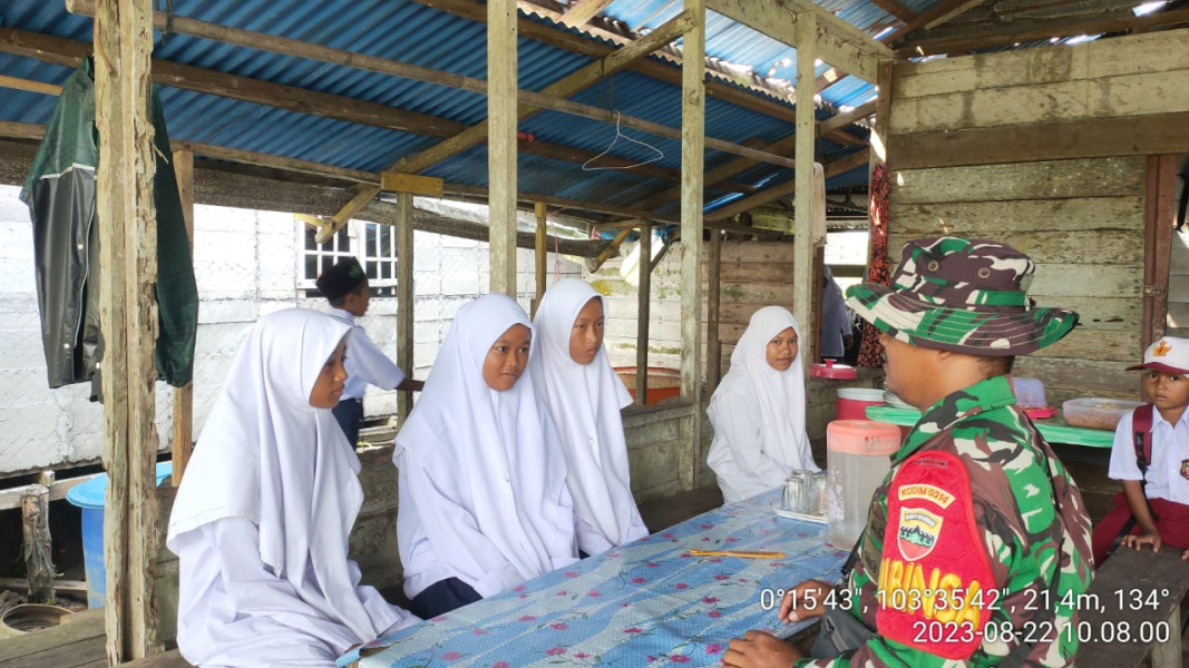 Babinsa Koramil 10/Pelangiran Berikan Pemahaman Terhadap Pelajar MA Tentang Butir-butir Pancasila