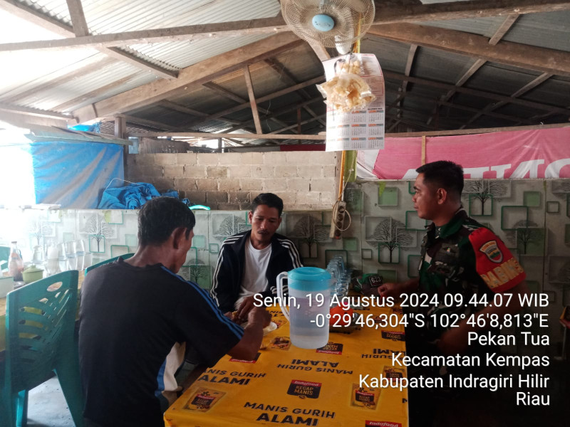 Pupuk Kebersamaan, Babinsa 03/Tpl Komsos Dengan Tokoh Pemuda Di Wilayah binaan