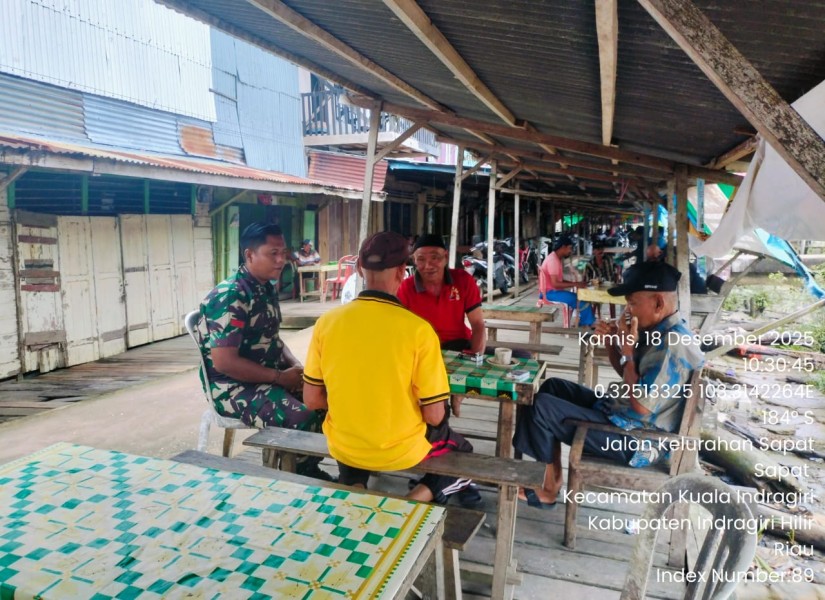 Babinsa Praka Adzan Niko Ngobrol Santai Dengan Warga Setempat