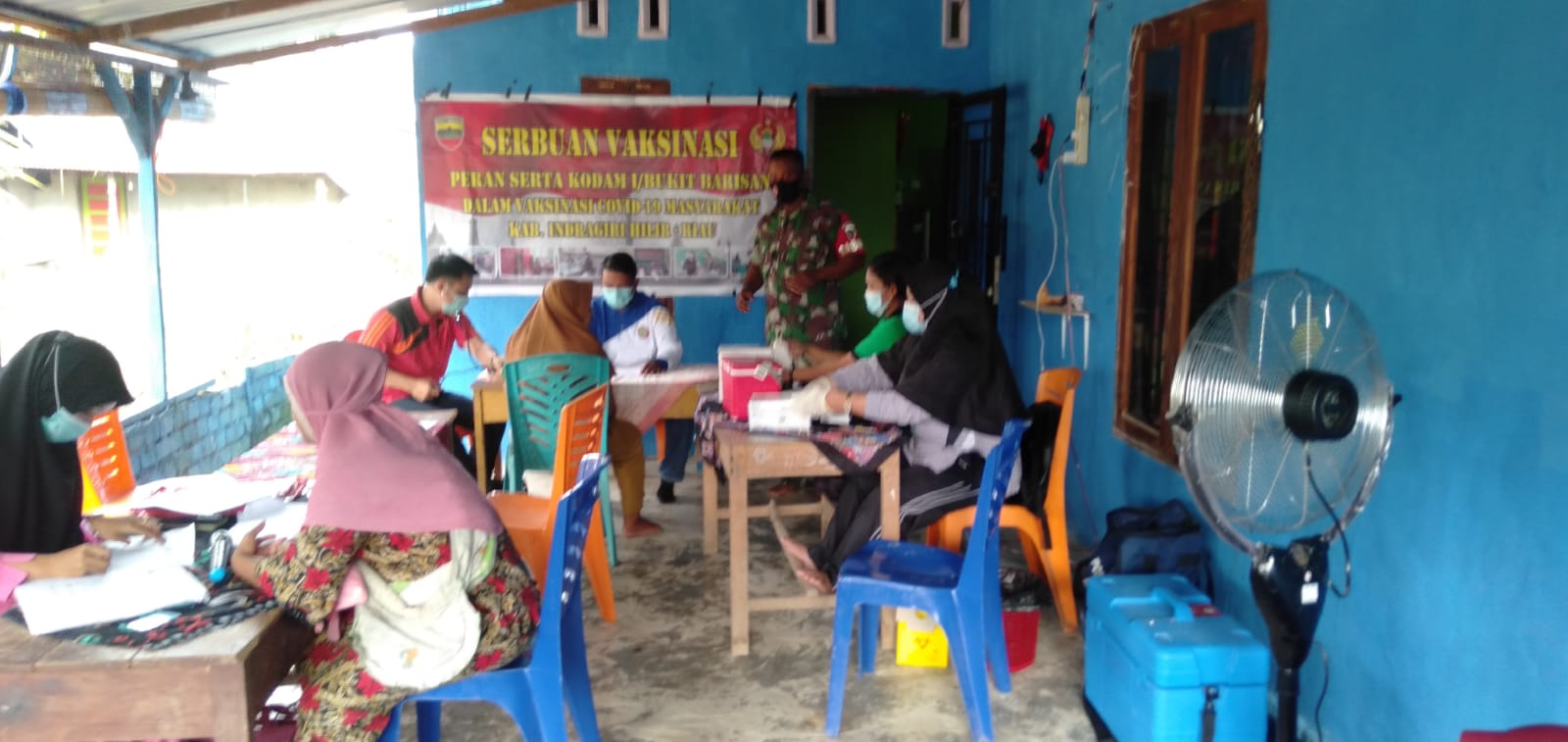 Babinsa Koramil 09/Kemuning Bantu dan Dampingi Vaksinasi di Desa Sekayan