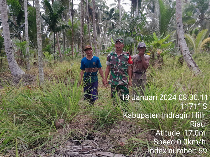 Babinsa Koramil 07/Reteh Gelar Patroli Lingkungan dan Karhutla