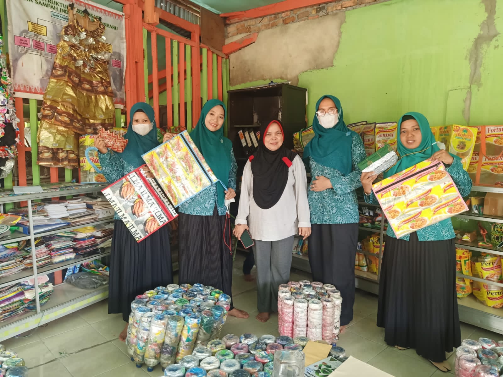 Kunjungi Bank Sampah di Pekanbaru, Ketua TP PKK Batang Tuaka: Banyak Pengalaman dan Bekal Ilmu