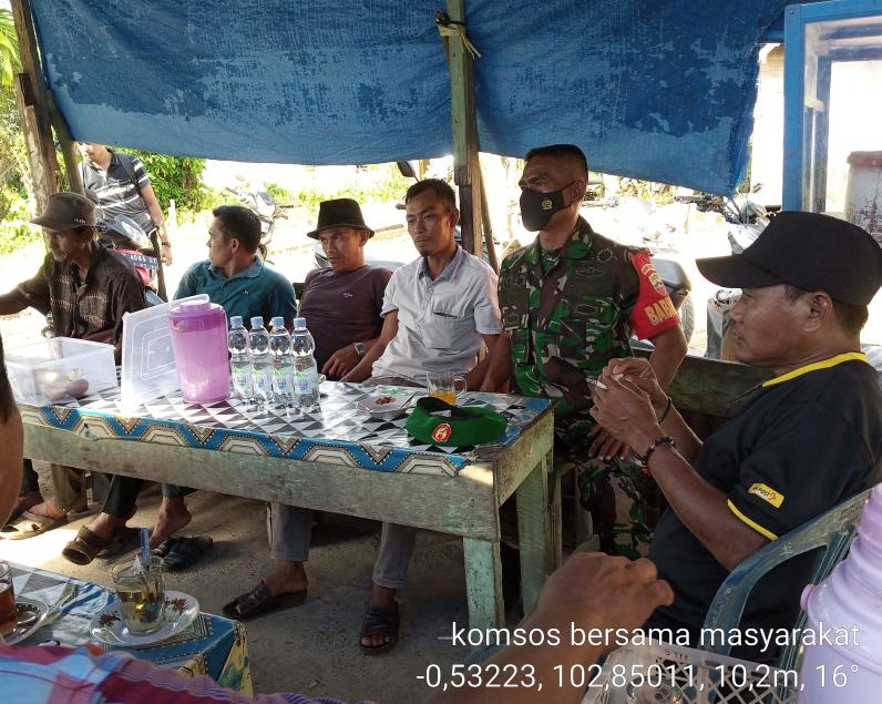 Komsos, Babinsa Koramil 03/Tempuling Kodim 0314/Inhil Sambangi Warga