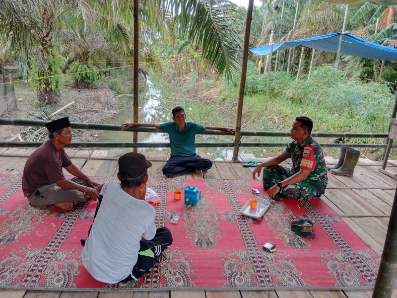 Dengan Diskusi, Babinsa Koramil 09/Kmg Dapat Berikan Informasi Sekaligus Jalin Silaturahmi