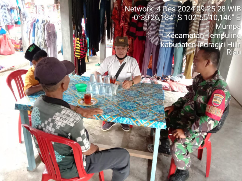 Babinsa Koramil 03/Tpl Komsos Dengan Warga Dan Pedagang Pasar