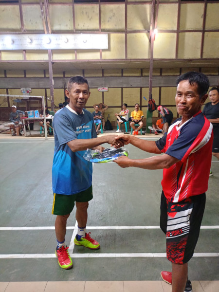 Saling Berbagi, Danramil 03/Tempuling Berikan Bantuan Alat Olahraga Kepada Masyarakat