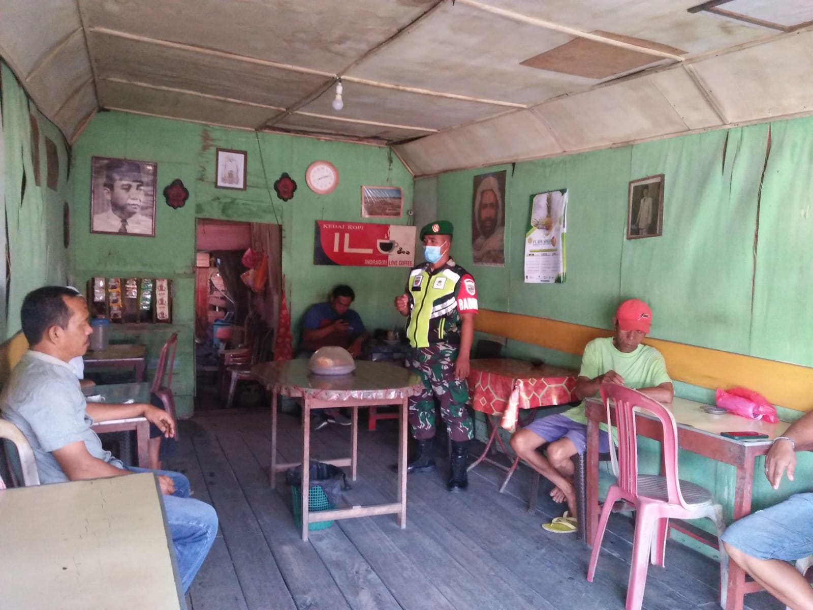 Sosialisasi Penerapan Protokol Kesehatan Oleh Serda Mas Yayat di Wilayah Binaan