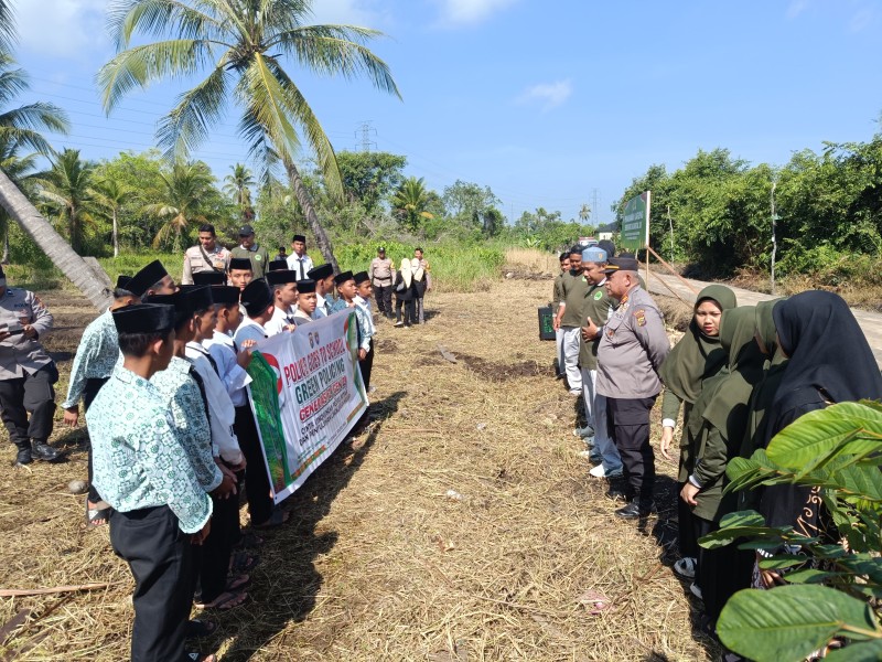 Polres Inhil Gelar Penyuluhan “Gen Z Cinta Lingkungan”, Tanam Bibit Kelengkeng di Ponpes Daarul Rahman