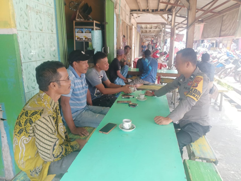 Bhabinkamtibmas Desa Teluk Pantaian Menghimbau Tokoh Pemuda Hindari Berita Hoaks