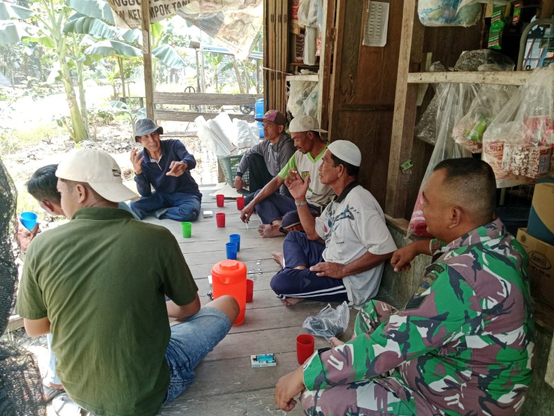 Babinsa Koramil 07/Reteh Laksanakan Komsos Bersama Warga Pasanggrahan