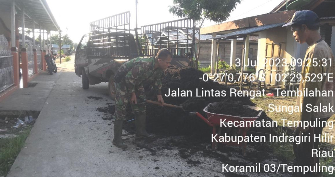 Wujud Kemanunggalan TNI-Rakyat, Babinsa Sertu Maihasan Koramil 03/Tpl Bantu Warga Pindahkan Tanah Timbunan