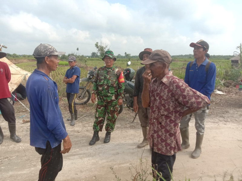 Sambil Komsos, Babinsa 03/Tpl Ajak Warga Jaga Kebersihan Lingkungan