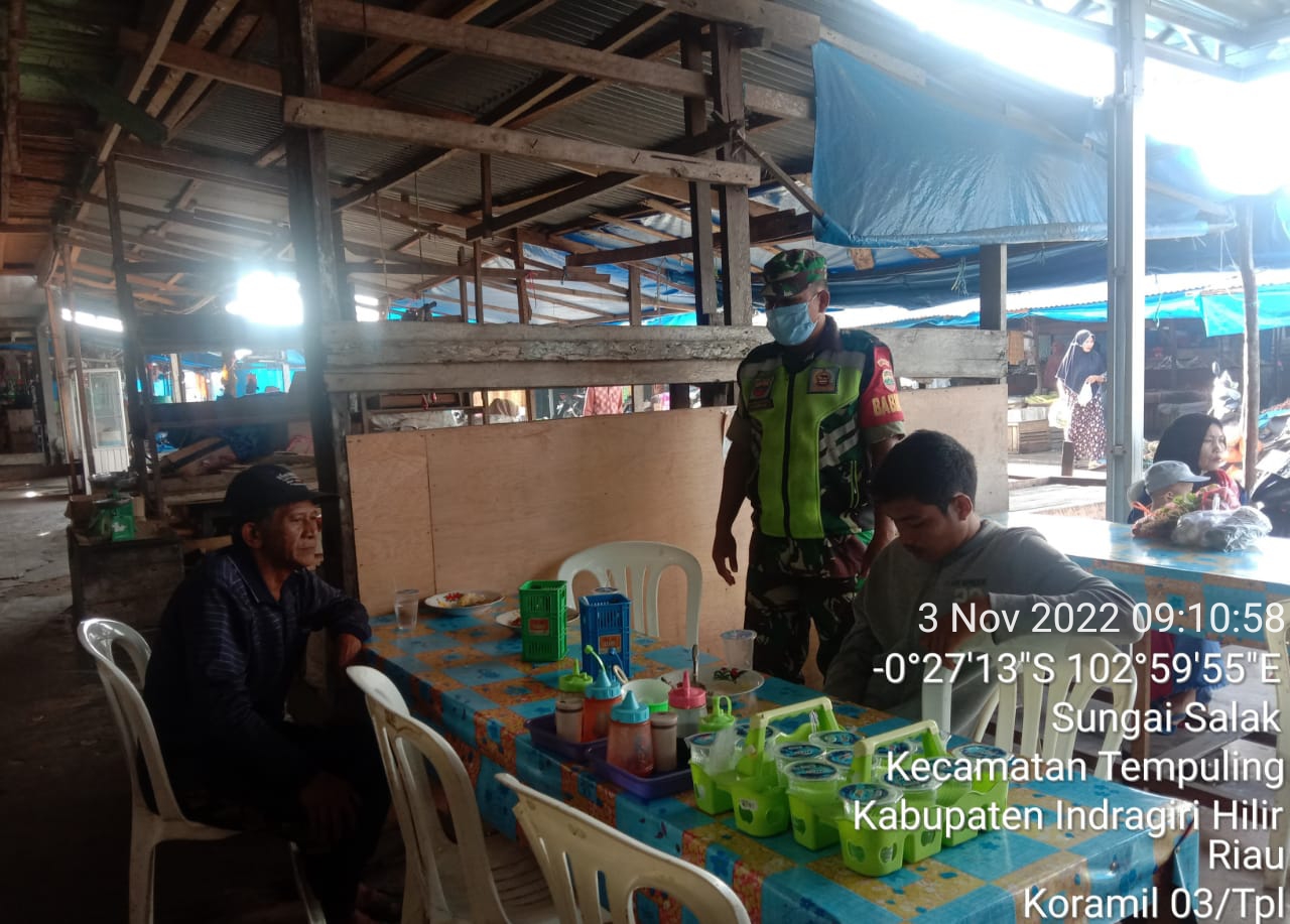 Babinsa 03/Tpl Kopda Suriadi Laksanakan Patroli Diwilayah Pasar Sungai Salak