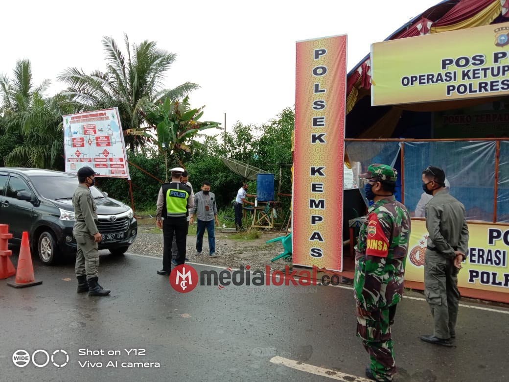 Koramil 03/Tempuling bersama Tim Gabungan Siaga Pos Pam Chek Point Ops Ketupat Lancang Kuning 2020